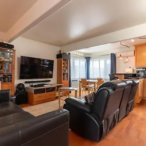 Newport House 1 Block From The Free Pickleball Courts And 5 Cruisers Holiday home